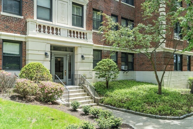 Building Photo - 137 Englewood Ave