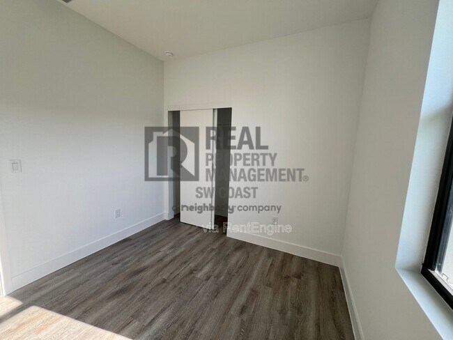 Building Photo - 1263 Hillcrest St E