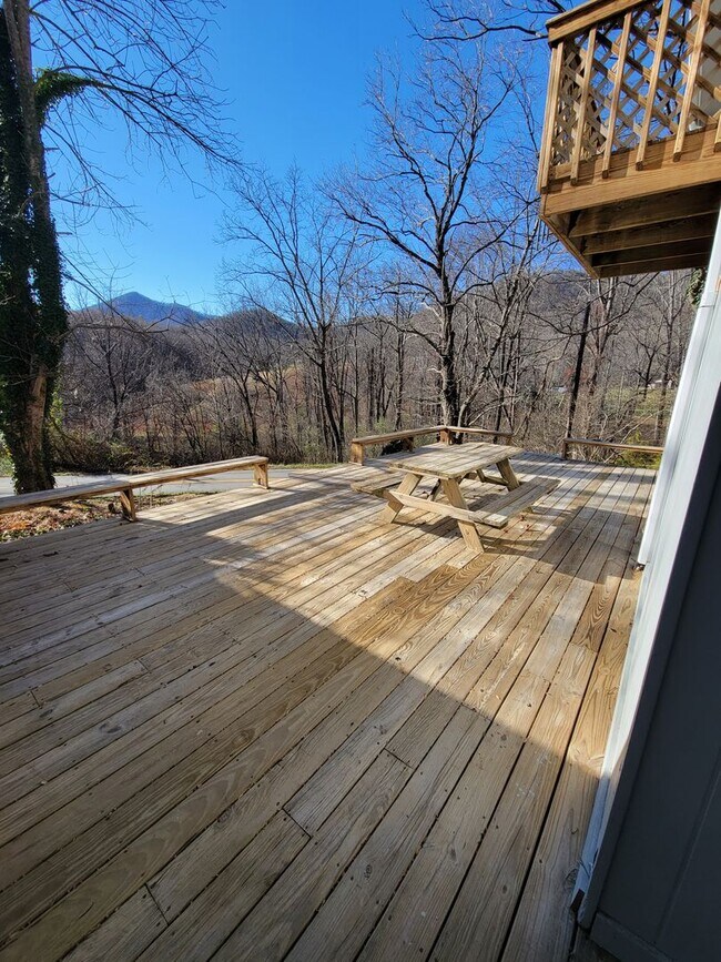 Building Photo - Wonderful spacious country home