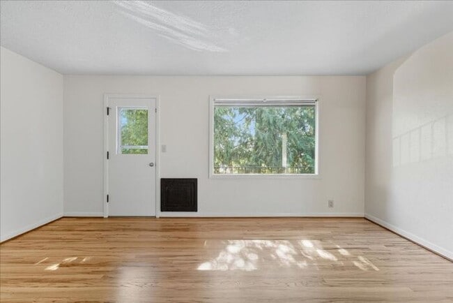 Building Photo - West Slope Charmer With Hardwood Floor - W...