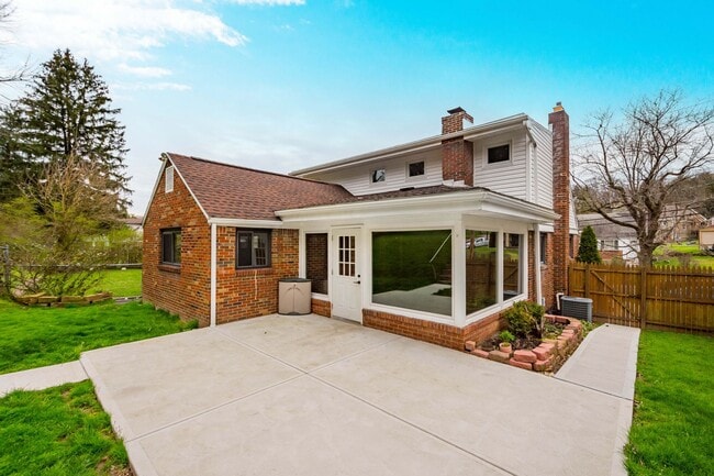 Building Photo - AVAILABLE JULY 1ST!! GORGEOUS 3 BED / 2 BATH HOME IN PENN HILLS!