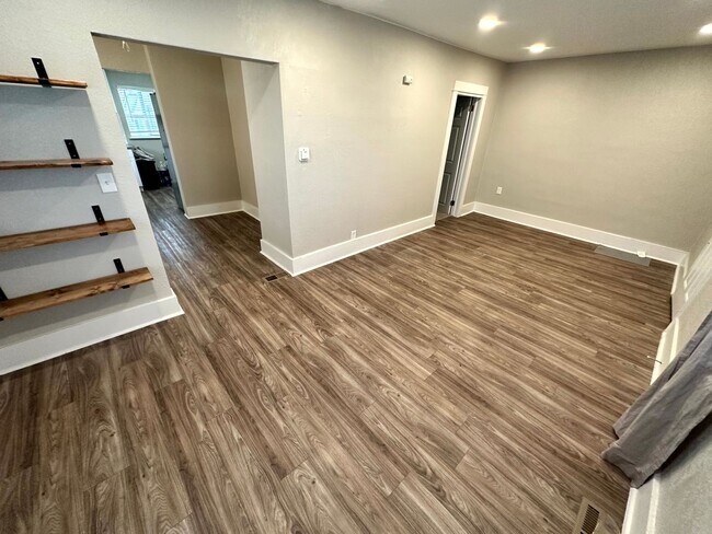 Building Photo - Cute, Remodeled 2 Bed, 1 bath Home (Availa...