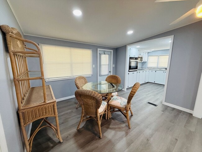 Building Photo - 2 bedroom 2 bath fully remodeled mobile home for rent in 55+ community in south Tampa