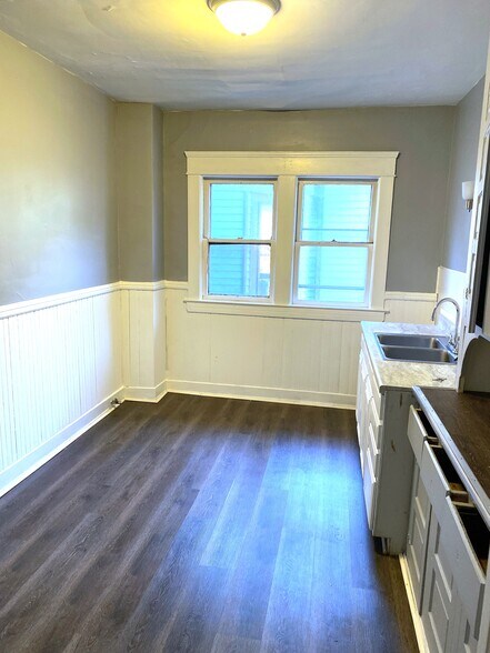 Building Photo - 916 W 9th St