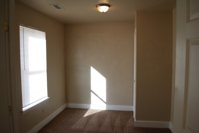 Building Photo - 3 bed Condo in Central Meridian!