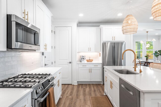 Building Photo - 229 Windrow Way