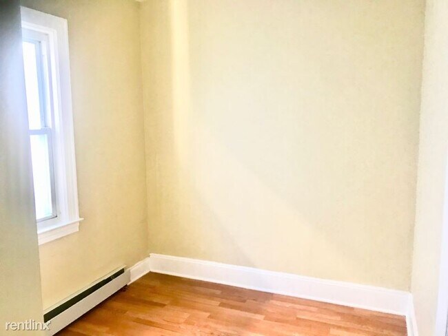 Building Photo - 3 br, 1 bath Townhome - 172 Isabella Ave
