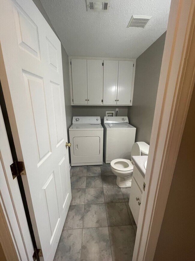 Building Photo - 212 Foxchase Ln