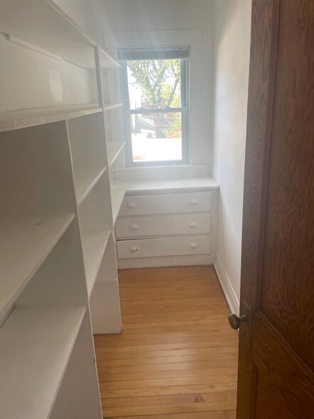 Building Photo - 1046 S Scoville Ave