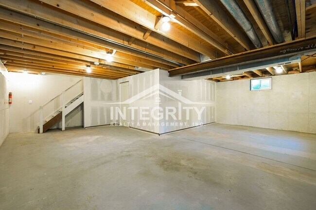 Building Photo - 6475 W Kingsley Ave