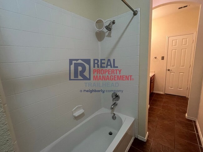 Building Photo - Spacious Single Story Home in a Great Loca...
