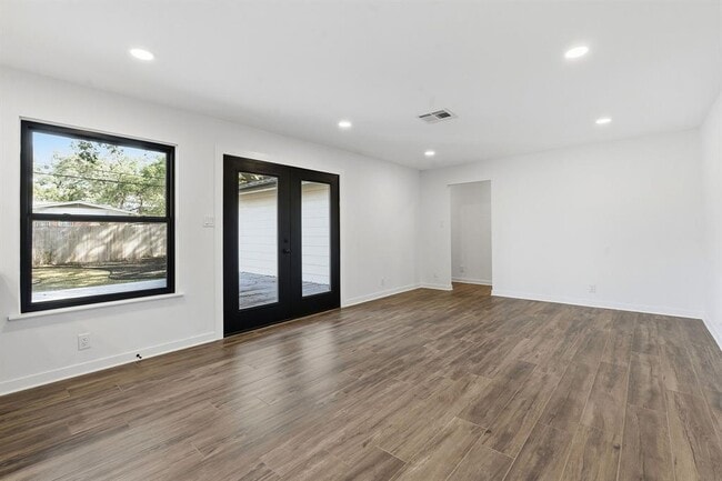 Building Photo - 5609 Mapleleaf Dr