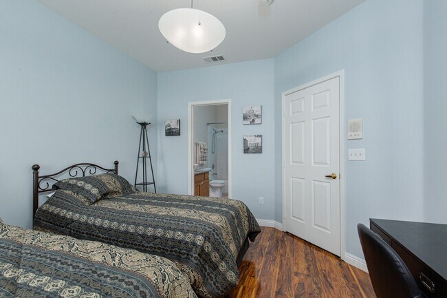 Building Photo - Fully furnished luxury 3br townhome with garage in gated Summerlin community