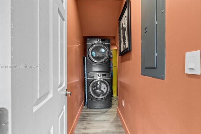 Building Photo - 1121 NE 85th St