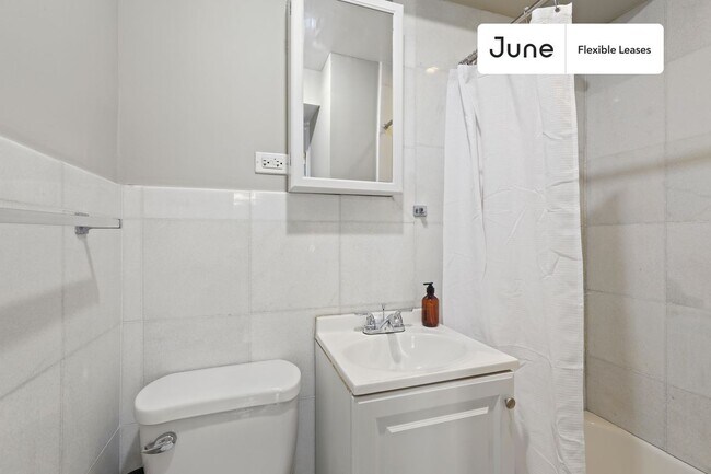 Building Photo - 226 E 7th St