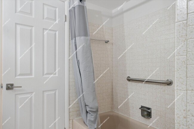 Building Photo - Rare Rental! Beautiful 1900 sq ft 3-bedroo...