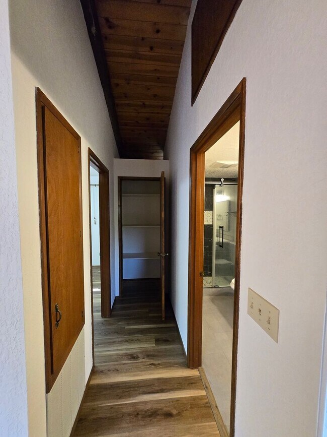 Building Photo - Riverfront Property 3 Bedroom 2 Bath in To...