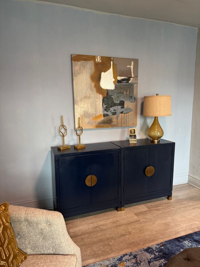 Building Photo - NOW LEASING! Renovated 1 bed, 1 bath avail...