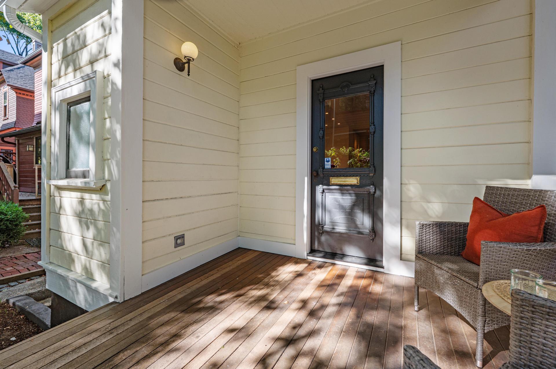 Building Photo - 1720 NW Hoyt St