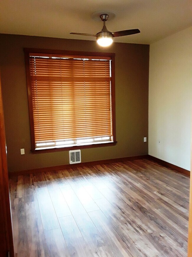 Building Photo - Beautiful Corner Condo In Central Location