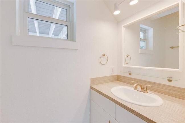 Building Photo - 1907 E 17th St