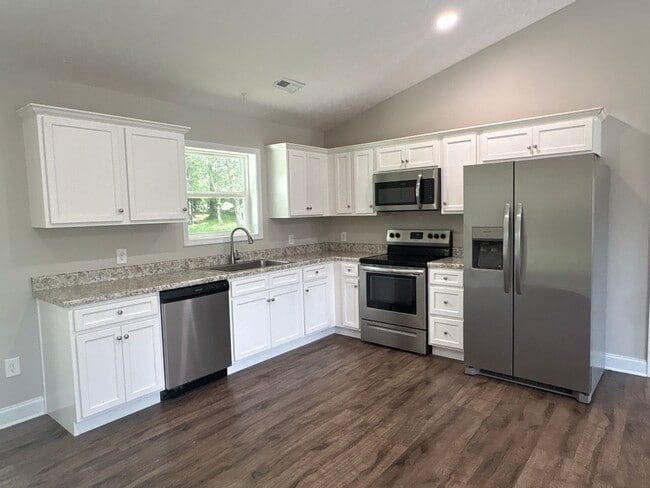 Building Photo - Spacious Duplex with Fenced-In Backyard!