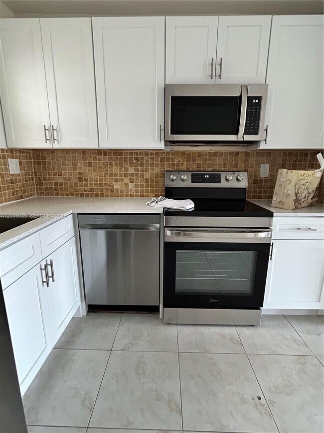 Building Photo - 3000 Sunrise Lakes Dr W