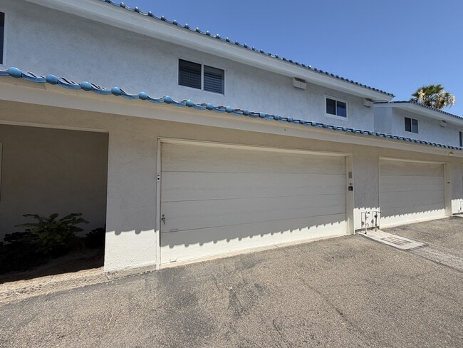 Building Photo - 1800 Club House Dr