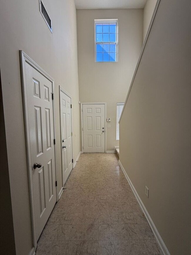 Building Photo - Brentwood - SPACIOUS 3 Bedroom Townhome in Beautiful Neighborhood