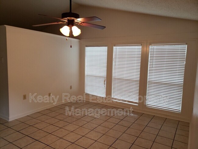 Building Photo - 509 Fox Run Ave
