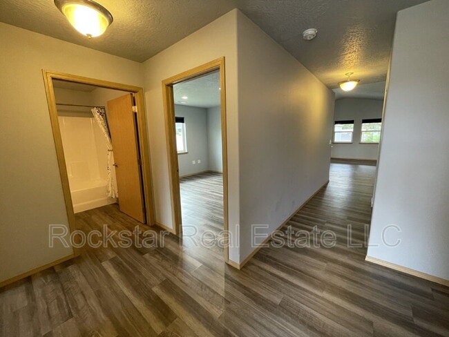 Building Photo - 625 E Canterbury Ln