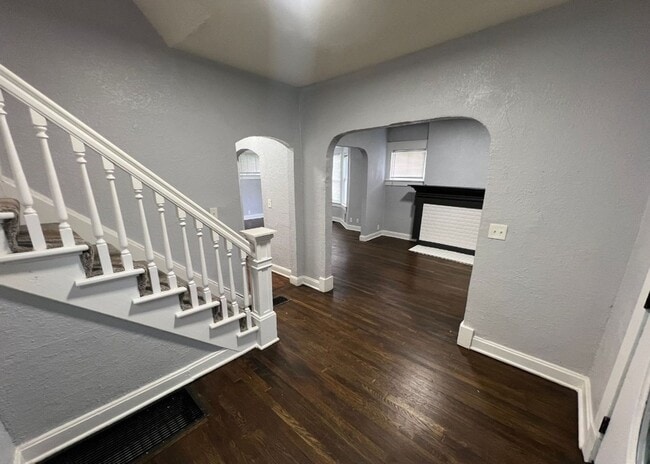 Building Photo - Spacious 5 Bedroom Bungalow in Historic No...