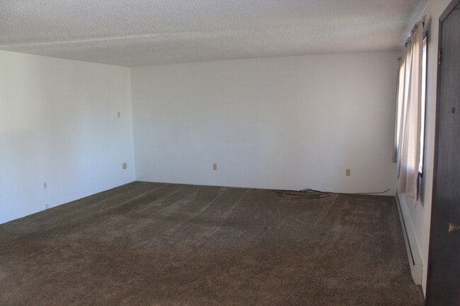 Building Photo - 3 Bedroom 1 Bath Home for Rent near Mount Stuart Elementary