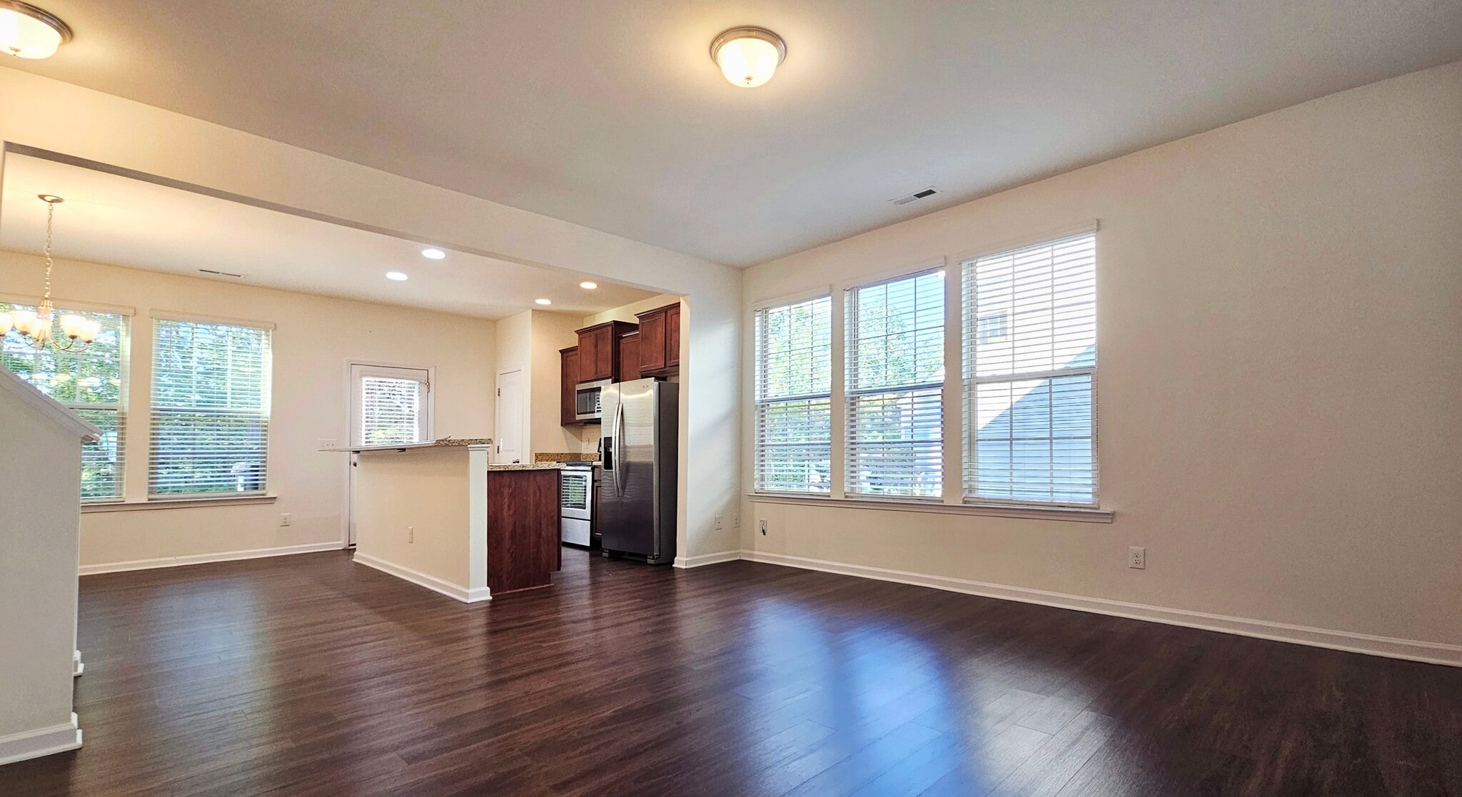 Building Photo - 90 W Grove Point Dr