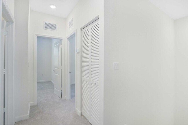 Building Photo - Brand new Townhome 3/2.5  Maximum 2 Cars