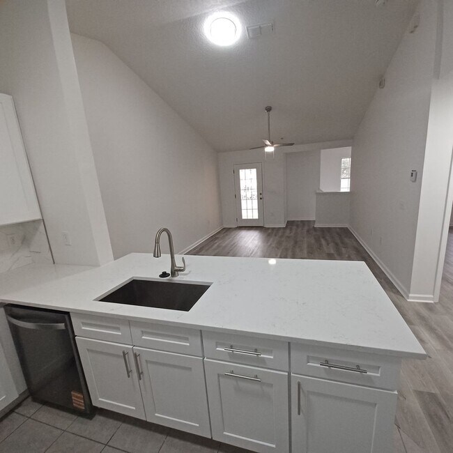Building Photo - Cozy 1 BR 1 BA Condo