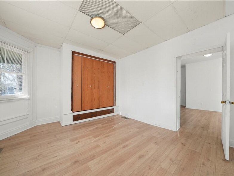 Building Photo - 1097 E Merchant St