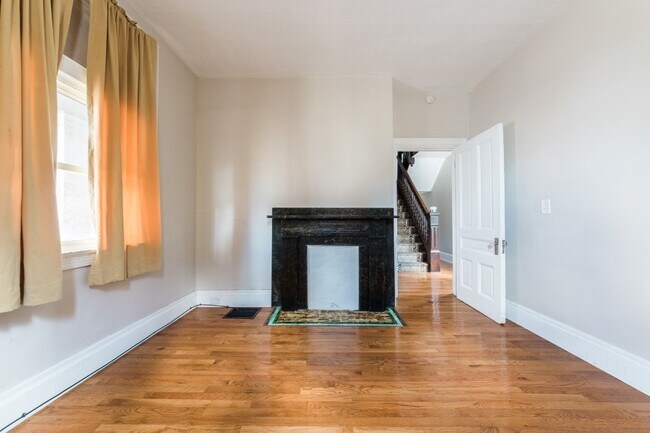 Building Photo - AVAILABLE AUGUST 2026 - Unique 3 Bedroom + den w/ Central AC in the South Side Slopes!