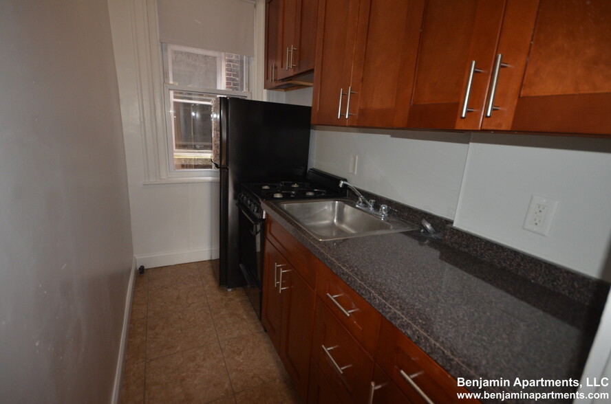 Building Photo - 1824 Beacon St