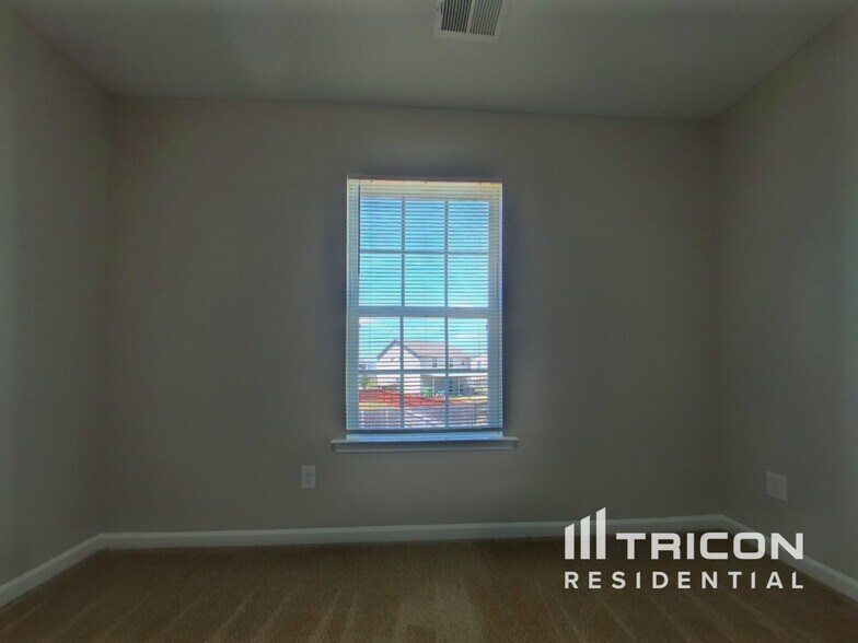 Building Photo - 313 Fairford Rd