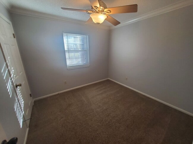 Building Photo - Nice 3 bedroom 2 bath home with fenced in ...