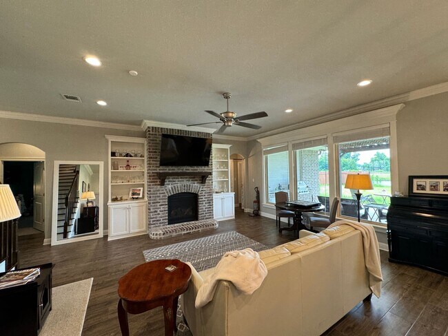 Building Photo - 629 Dumaine Dr