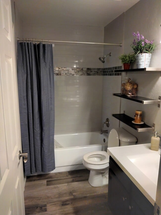 Building Photo - 2225 E Forge Ave