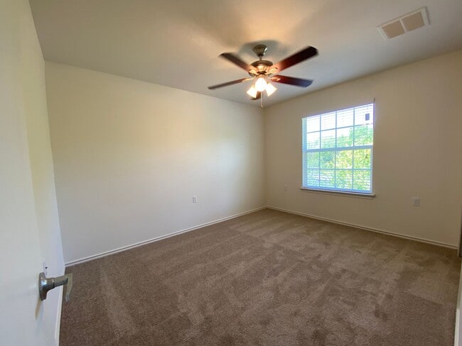 Building Photo - 4 Bedroom in Thaxton Place