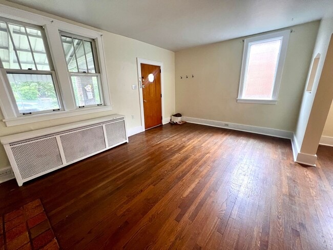 Building Photo - Spacious Home - 3 bedroom 1 bath - Squirre...