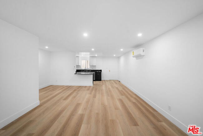 Building Photo - 605 San Vicente Blvd