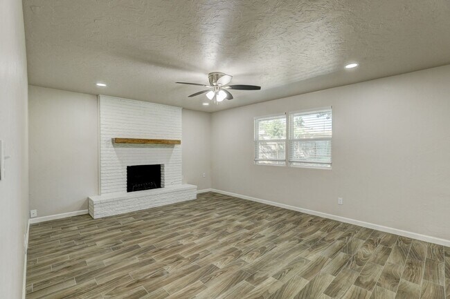 Building Photo - Spacious Elegance: Open Floor Plan, Dual V...