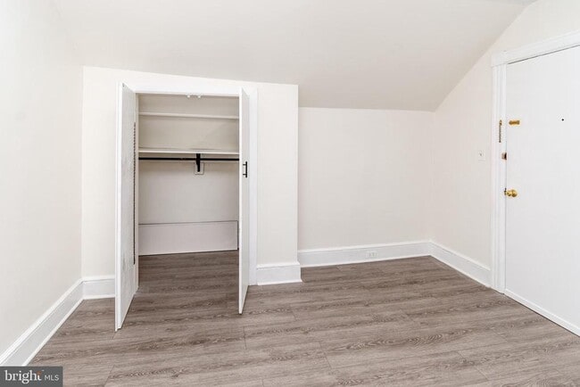 Building Photo - 24 Bank St