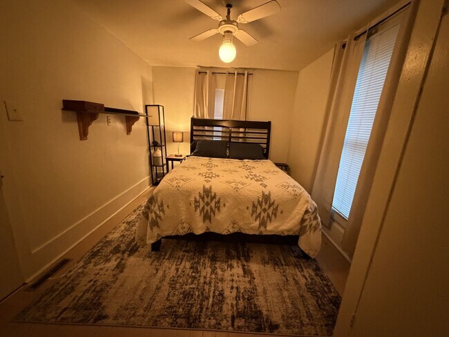 Building Photo - 627 S Sherwood St