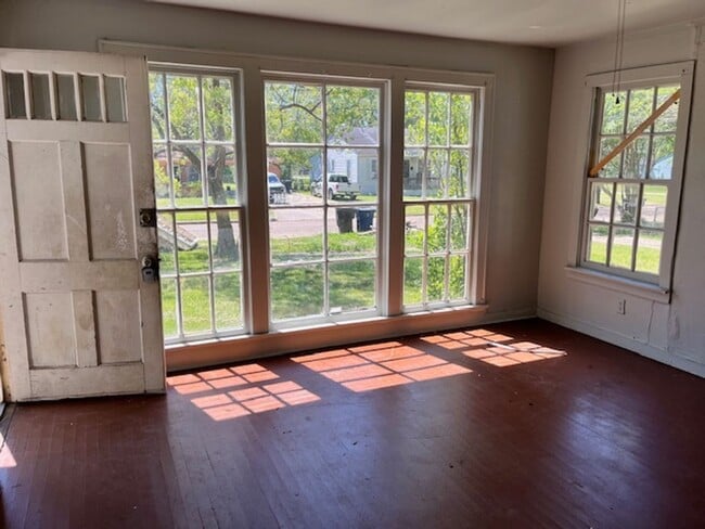 Building Photo - Classic 2 Bedroom Home - Central HVAC!